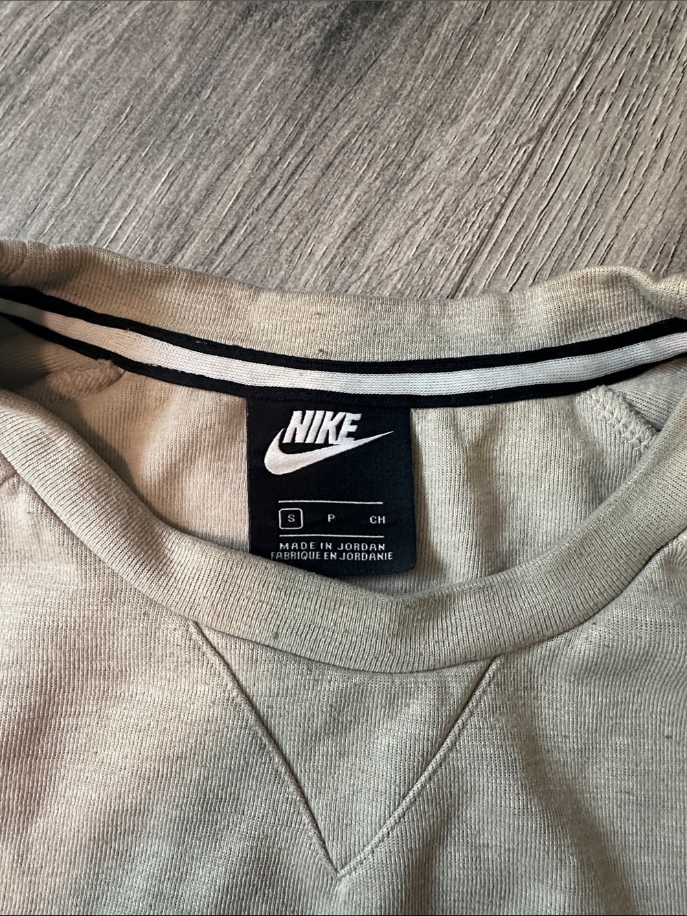 Nike Men’s Crewneck Sweatshirt in Light Beige - Picture 2 of 3